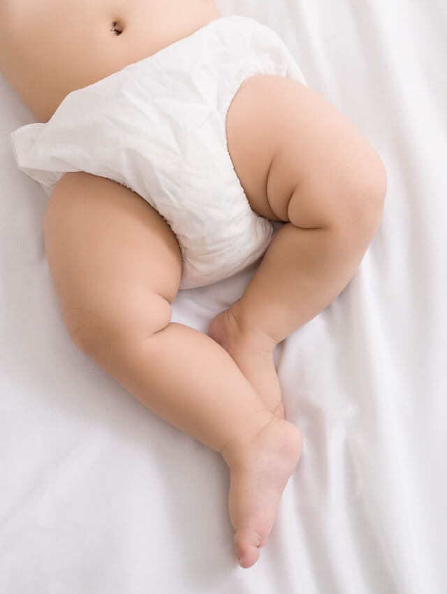 baby-wearing-non-woven-baby-diapers